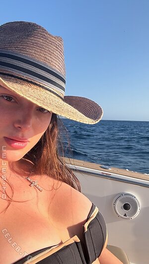 Bella Thorne photo