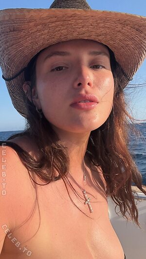 Bella Thorne photo