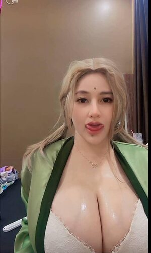 Berlian Ochi leaked photo #5