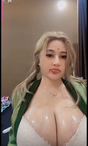 Berlian Ochi leaked photo #6