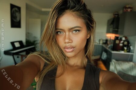 Bianca Bustamante photo