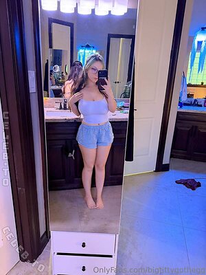 bigtittygothegg photo