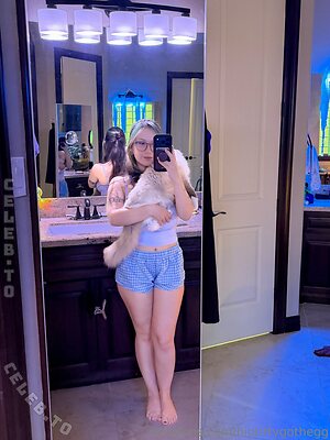 bigtittygothegg photo