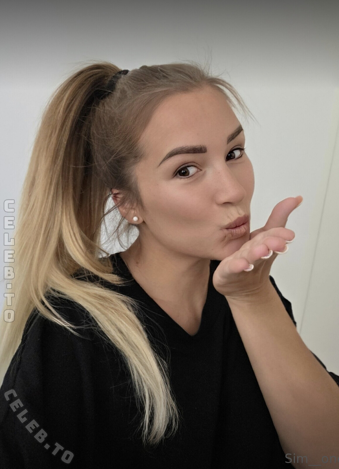 blonde_model photo