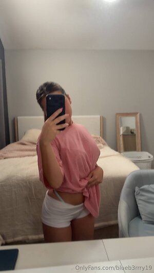 Bluubxrry leaked photo #3