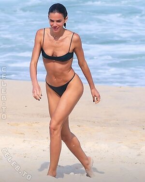 Bruna Marquezine photo