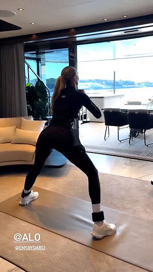 Candice Swanepoel Hot leaked photo #6