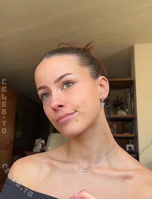 Carlyhymz Nude Leaked Photo #4