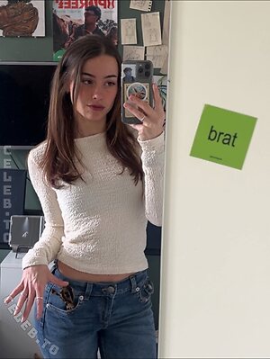 Carlyhymz Nude Leaked Photo #5