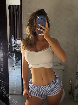 Caroline Einhoff photo