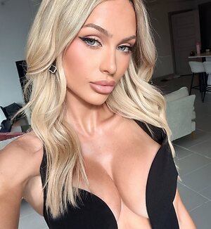 Caroline Wick leaked photo #39