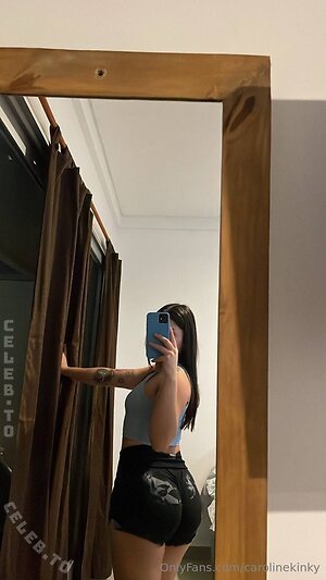 carolinekinky Nude Photos