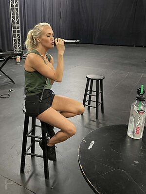 Carrie Underwood Hot
