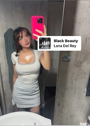 Cassandra Nude Leaked Photo #7