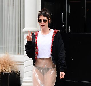 Celebrity OOPS! (Nip slip, upskirt, c-through, Cameltoes &amp;a leaked photo #7