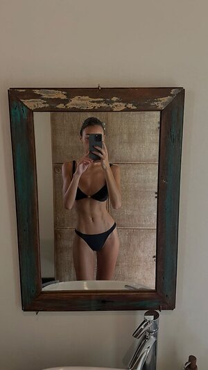 Charlotte Berry leaked photo #8