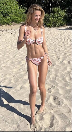 Chloe East Nude Leaked Photo #15