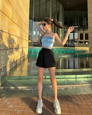 Chloe Loe photo
