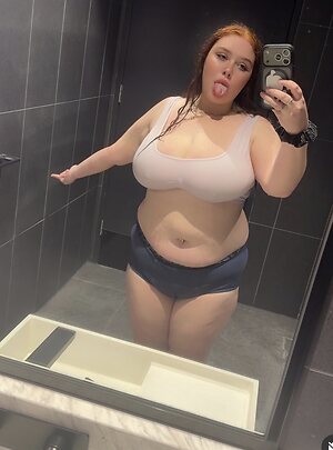 Chloiee28 Nude Leaked Photo #2
