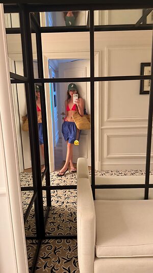 Chole Bennet taking selfie