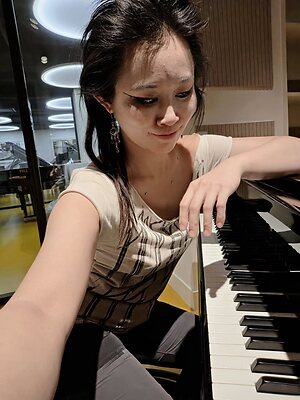 Connie Han leaked photo #8