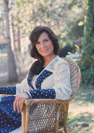 Country Music Girls born before 1985 leaked photo #47