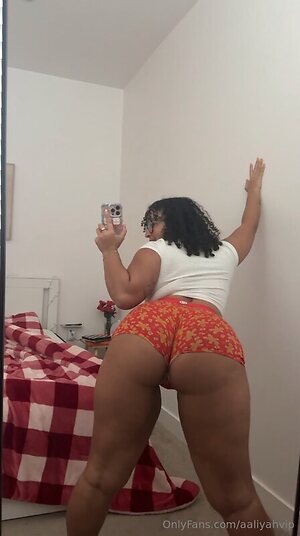 Curlybeanraver leaked photo #8