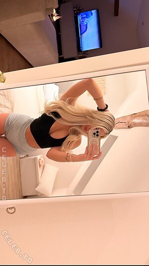 Curlyxox_ Nude Leaked Photo #2