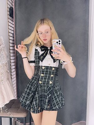 Cute Foxy Feet Nude Leaked Photo #3