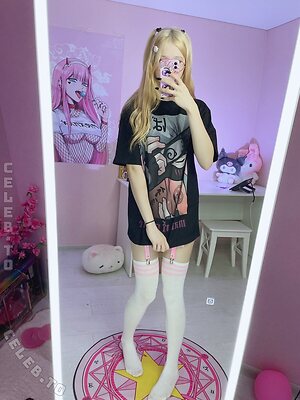 Cute Foxy Feet Nude Leaked Photo #12