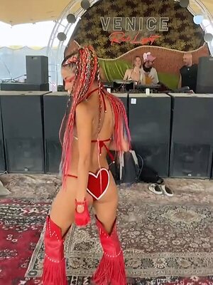 Cynthia Senek leaked photo #2
