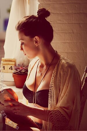 Daisy Lowe photo