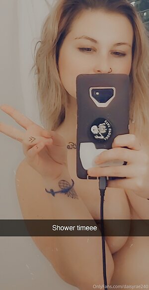 daisyrae240 leaked photo #3