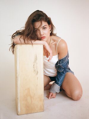Danielle Campbell leaked photo #17