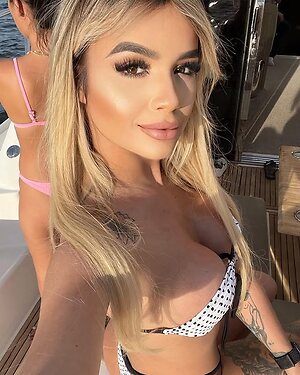 Débora Julia leaked photo #6
