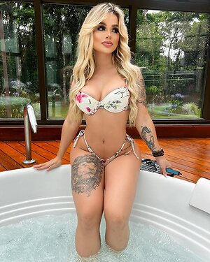Débora Julia leaked photo #7
