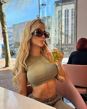 Débora Julia leaked photo #15