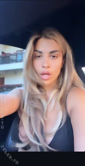 Deeanaofficial photo