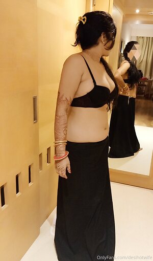Desihotwife leaked photo #3