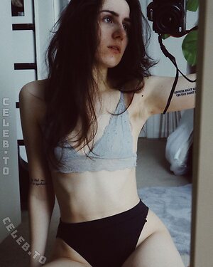 Dodie Clark photo
