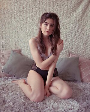 Dodie Clark photo