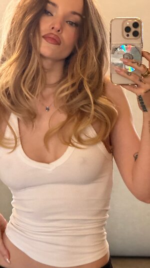 Dove Cameron pokies