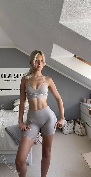 Elena Zoe