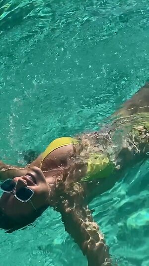 Elizabeth Hurley Hot leaked photo #16