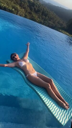 Elizabeth Hurley Hot leaked photo #23