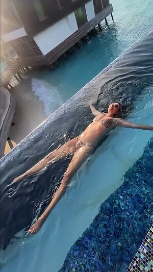Elizabeth Hurley Hot leaked photo #33