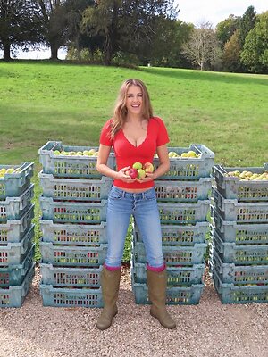 Elizabeth Hurley leaked photo #6