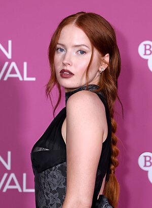 Ellie Bamber leaked photo #15