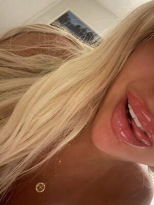 Ellie Coldwell leaked photo #7