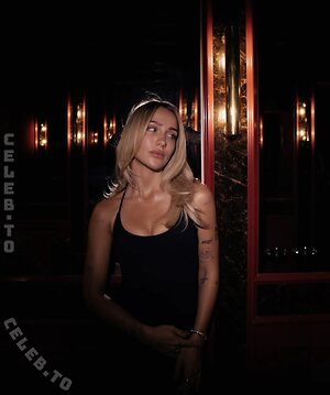 Ema Louise photo